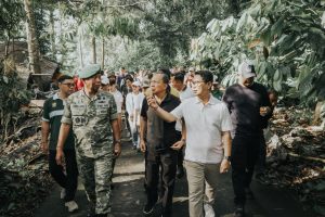 Bupati Adi Arnawa bersama Wabup Bagus Alit Sucipta mendampingi Gubernur Bali Wayan Koster saat berpartisipasi dalam “Gerakan Semesta Berencana: Aksi Nyata Penanaman Pohon dan Pembersihan Sungai Serentak”, di sempadan Tukad Ayung, Desa Bongkasa Pertiwi Abiansemal, Minggu (26/10)