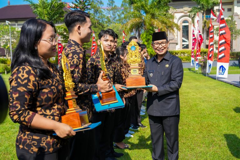 Bupati Badung I Wayan Adi Arnawa menjadi Inspektur upacara saat Peringatan Hari Sumpah Pemuda Ke-97 tahun 2025 di Lapangan Puspem Badung, Selasa (28/10)