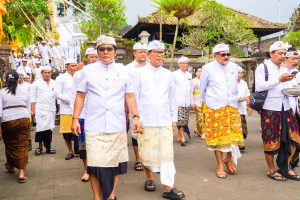 Bupati Adi Arnawa dan Wabup Bagus Alit Sucipta mendampingi Wakil Gubernur Bali I Nyoman Giri Prasta saat menghadiri Rangkaian Karya Padudusan Agung, Menawa Ratna, Mapaselang, Mapadanan Medasar Tawur Balik Sumpah Utama di Pura Penataran Agung Pucak Mangu, Sabtu (25/10)