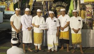 Bupati Wayan Adi Arnawa menghadiri sekaligus melaksanakan persembahyangan bersama saat Pujawali di Pura Dang Kahyangan Taman Sari, Banjar Alangkajeng, Desa Mengwi, Senin (6/10).
