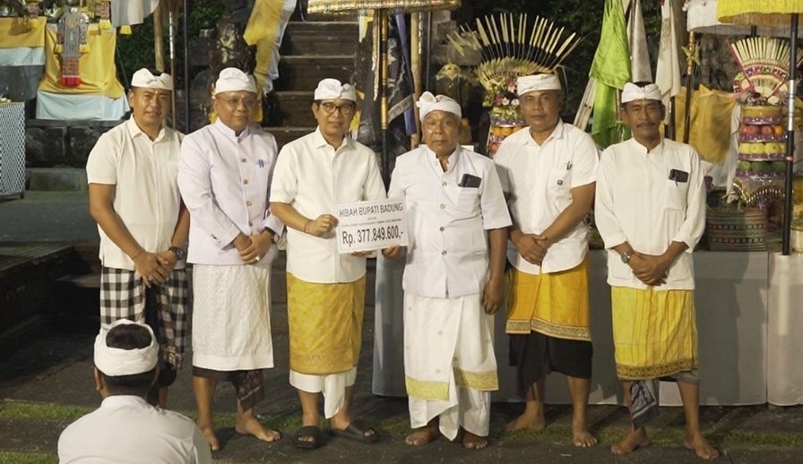 Bupati Wayan Adi Arnawa menghadiri sekaligus melaksanakan persembahyangan bersama saat Pujawali di Pura Dang Kahyangan Taman Sari, Banjar Alangkajeng, Desa Mengwi, Senin (6/10).