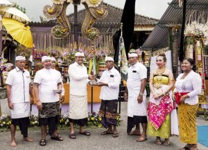 Wabup Bagus Alit Sucipta menghadiri upacara Pujawali Ida Betara Katuran Penganyar/Ngutang Ambu di Pura Desa Desa Adat Tiyingan, Desa Pelaga, Kecamatan Petang, Badung, Sabtu (11/10).