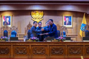 Bupati Wayan Adi Arnawa saat menyampaikan dua dokumen Raperda dalam Rapat Paripurna DPRD Badung di Ruang Utama Gosana, Kantor DPRD Badung, Rabu (29/10).