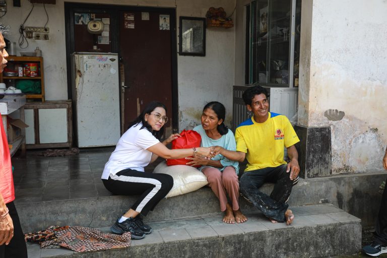 Ketua TP PKK Badung Ny. Rasniathi Adi Arnawa saat menggelar Temu Wirasa bersama pengurus PKK beserta anggota dan kader Posyandu se-Kelurahan Sading di Kantor Lurah, Jumat (24/10)