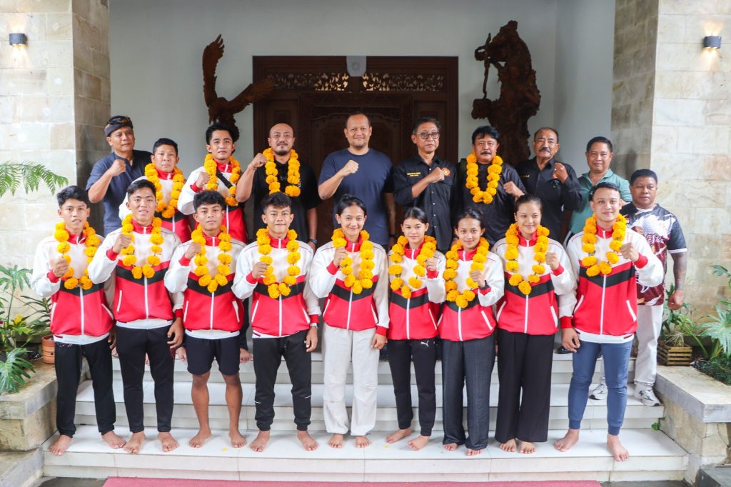 Wabup Bagus Alit Sucipta yang juga Penasehat IPSI Bali menyambut kedatangan para atlet Pencak Silat Provinsi Bali di Ruang Tamu Rumah Jabatan Wakil Bupati Badung, Kamis (23/10)