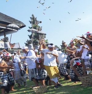 Bupati Adi Arnawa Ikuti Aci Tabuh Rah Pengangon di Desa Adat Kapal