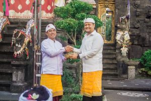 Wabup. Bagus Alit Sucipta Ikuti Tradisi Metimpugan Tipat Bantal di Pura Desa dan Puseh Padang Luwih