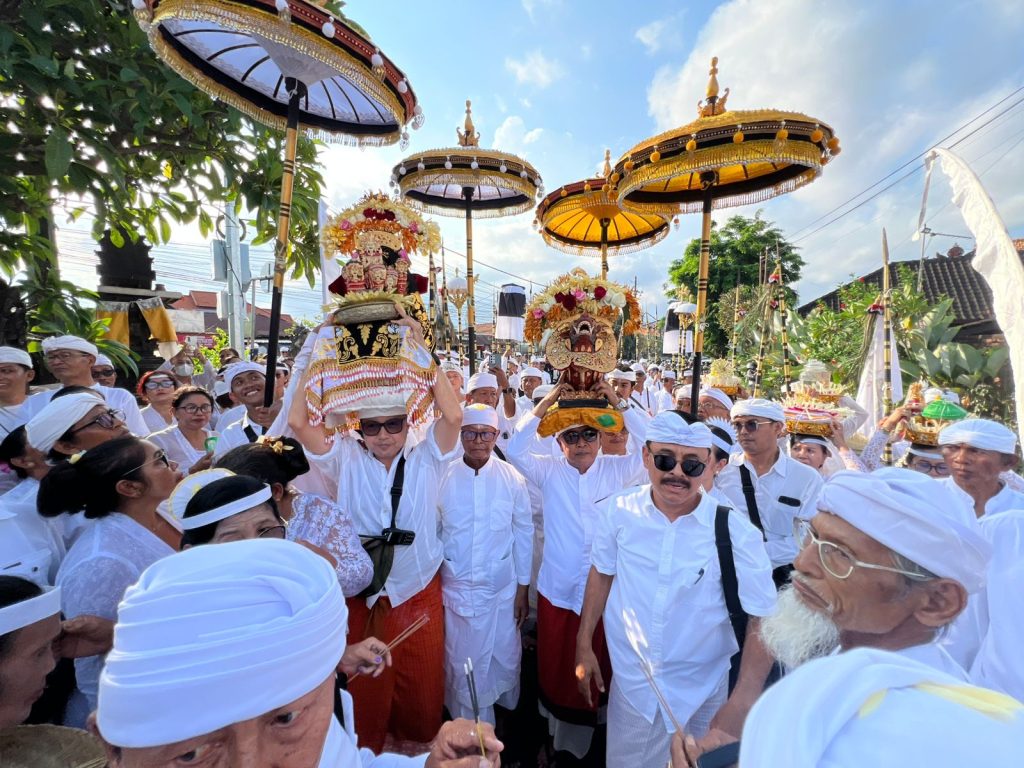 Upacara Mepeed dan Nyanggra Ida Betara Sesuhunan Pura Uluwatu serta Pura DesaPuseh Desa Adat Pemogan Digelar di Puri Agung Jro Kuta pada H-1 Puncak Karya