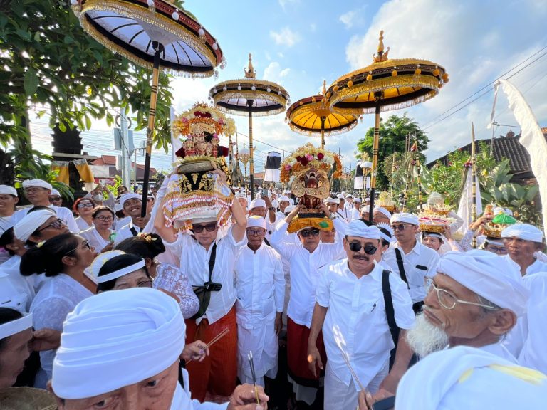 Upacara Mepeed dan Nyanggra Ida Betara Sesuhunan Pura Uluwatu serta Pura Desa/Puseh Desa Adat Pemogan Digelar di Puri Agung Jro Kuta pada H-1 Puncak Karya