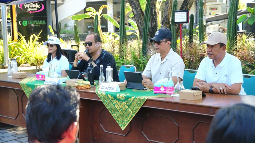 Wabup Bagus Alit Sucipta saat memberikan pengarahan serangkaian validasi dan simulasi penerbitan NPWPD dan NOPD di Desa Tibubeneng, Kecamatan Kuta Utara, Jumat (3/10).