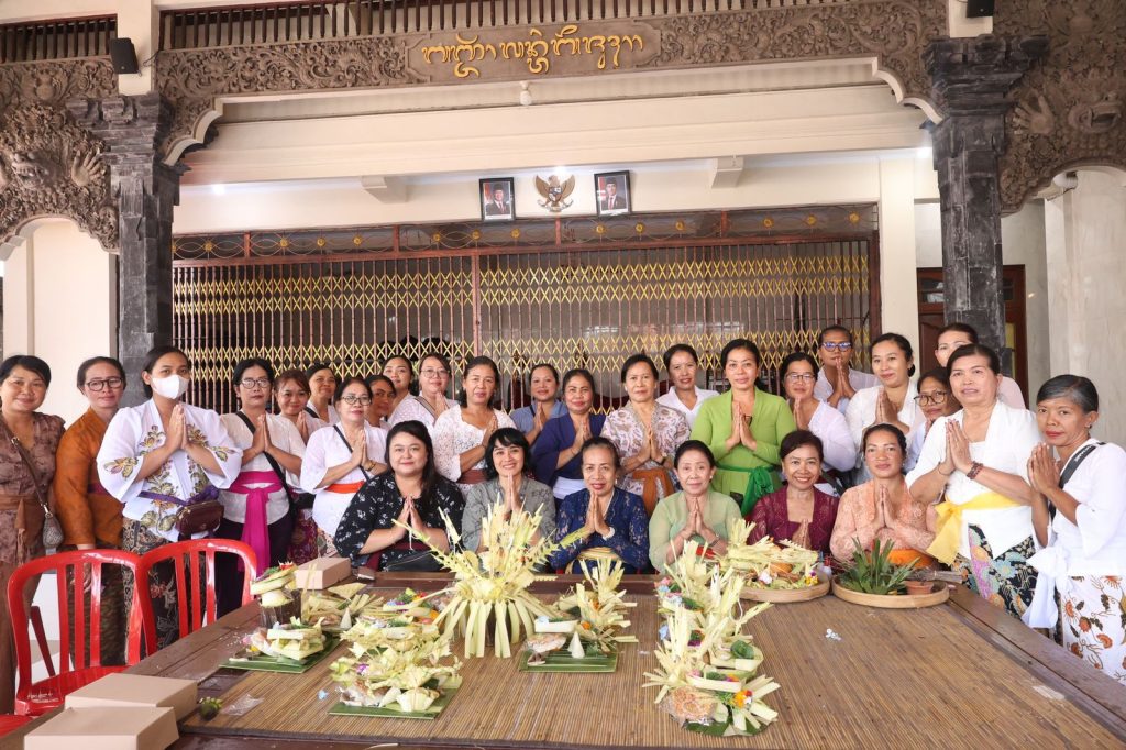 WHDI Denpasar Gelar Pelatihan Pembuatan Banten Otonan Ayaban Tumpeng Pitu di Banjar Lantang Bejuh Sesetan