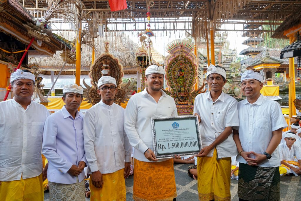Wabup Bagus Alit Sucipta sembahyang bersama saat Karya Ngenteg Linggih di Pura Desa Banjar Batulumbang, Desa Adat Gerana, Desa Sangeh, Kecamatan Abiansemal, Jumat (3/10)
