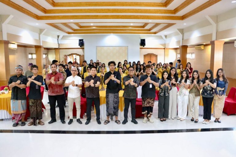 Wawali Arya Wibawa Ajak Mahasiswa Undiknas Peduli Sampah dan Lingkungan dalam Talkshow “Cuan & Connect Jawara FTI 2025”