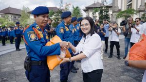 Ketua TP. PKK Badung Nyonya Rasniathi Adi Arnawa bersama Yayasan Bunga Bali, INI, IPPAT Pengurus Wilayah Bali dan Pengurus Daerah Badung serta BPD Bali menyerahkan 325 paket sembako bagi petugas Damkar Kabupaten Badung di Lapangan Puspem Badung,, pada Rabu, (15/10)