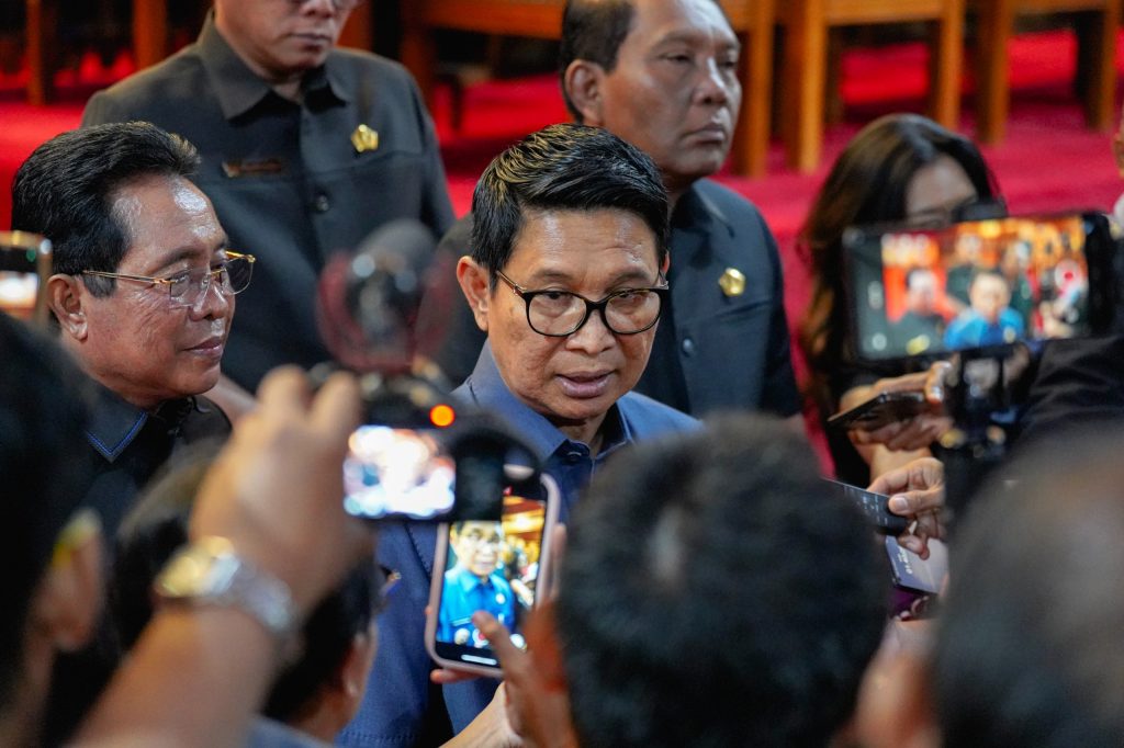 Bupati Wayan Adi Arnawa memberikan penjelasan terkait program reward atau insentif kepada warga Lansia yang tertunda akibat masalah regulasi seusai Rapat Paripurna di Ruang Sidang Utama Gosana Sekretariat DPRD Badung, Jumat (7/11)