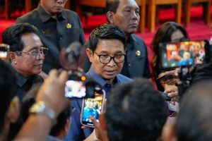 Bupati Wayan Adi Arnawa memberikan penjelasan terkait program reward atau insentif kepada warga Lansia yang tertunda akibat masalah regulasi seusai Rapat Paripurna di Ruang Sidang Utama Gosana Sekretariat DPRD Badung, Jumat (7/11)