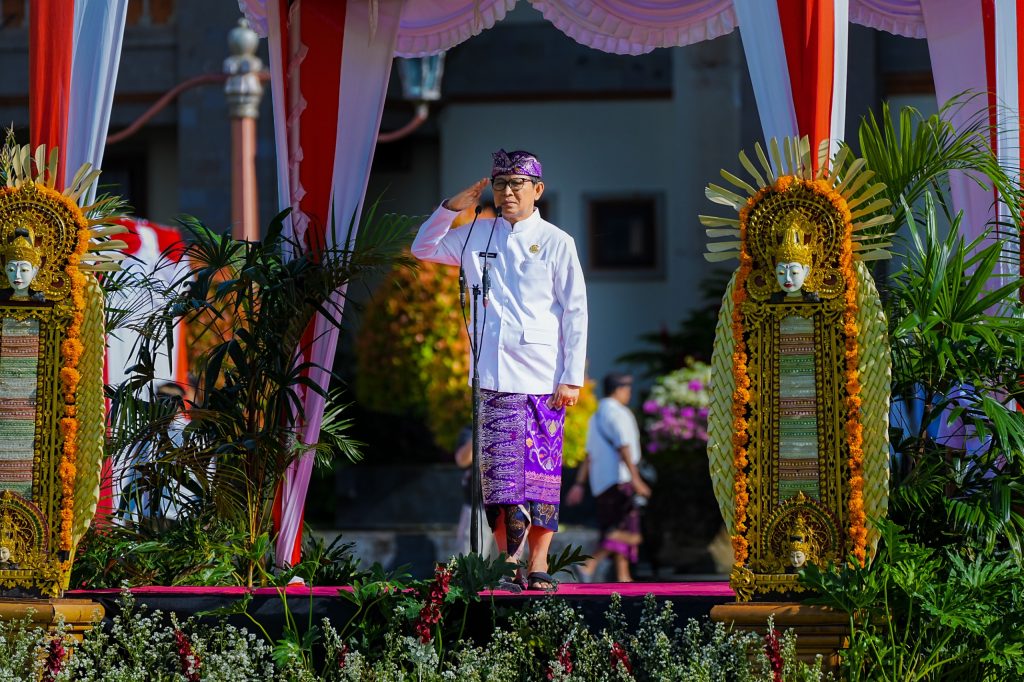 Bupati Badung I Wayan Adi Arnawa selaku Inspektur Upacara saat Apel Peringatan HUT Ke-16 Ibukota Badung "Mangupura" di Lapangan Mangupraja Mandala, Puspem Badung, Minggu (16/11)