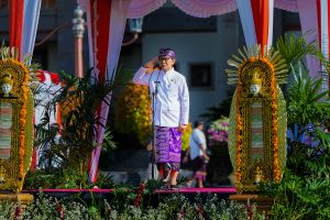 Bupati Badung I Wayan Adi Arnawa selaku Inspektur Upacara saat Apel Peringatan HUT Ke-16 Ibukota Badung "Mangupura" di Lapangan Mangupraja Mandala, Puspem Badung, Minggu (16/11)
