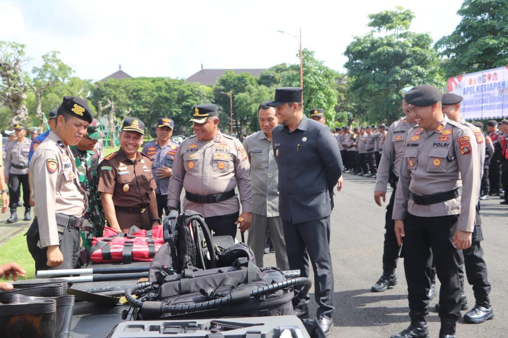 Wabup Bagus Alit Sucipta saat menghadiri Apel Kesiapan Tanggap Darurat Bencana Hidrometeorologi di Areal Parkir Depan Balai Budaya Giri Nata Mandala, Puspem Badung, Rabu (5/11)