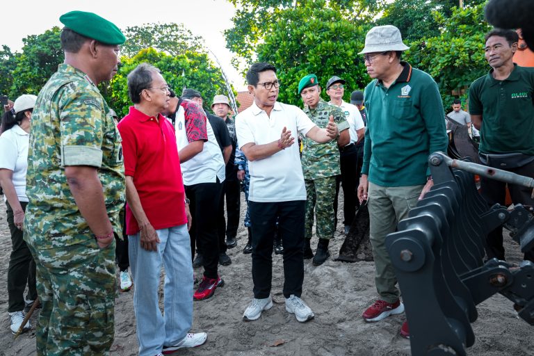 Bupati Wayan Adi Arnawa saat menghadiri Apel Siaga Penanganan Sampah Pantai di Bali yang dipusatkan di depan Shelter Kebencanaan Baruna, Kuta, Badung, Minggu (2/11)