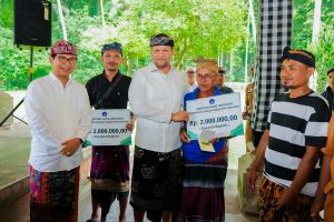 Bupati Wayan Adi Arnawa bersama Wabup Bagus Alit Sucipta saat menyerahkan secara simbolis bantuan sosial kepada masyarakat di Lapangan Monumen Pahlawan I Gusti Ngurah Rai, Desa Carangsari, Kecamatan Petang dan di Wantilan Obyek Wisata Sangeh, Kecamatan Abiansemal, Senin (10/11)