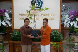 Bupati Wayan Adi Arnawa menerima 116 bibit pohon tanaman dari Kepala Cabang Bank BPD Bali Cabang Mangupura Ida Bagus Made Surawan di Lobby Kantor Bupati, Puspem Badung, Jumat (14/11)