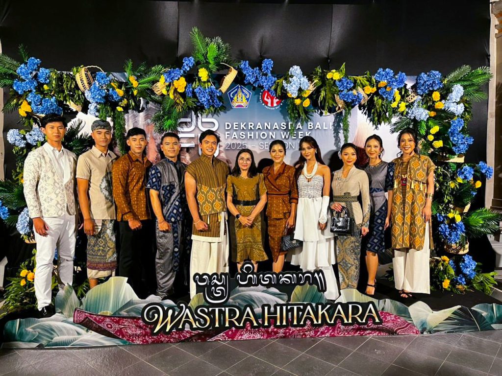 Ketua Dekranasda Kabupaten Badung, Nyonya Rasniathi Adi Arnawa, menghadiri acara Dekranasda Bali Fashion Week 2025 Sesi I di Gedung Ksirarnawa, Taman Budaya Art Center Denpasar, Selasa (4/11)
