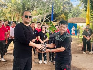 Wabup Bagus Alit Sucipta, bersama Ketua GOW Nyonya Yunita Alit Sucipta saat kegiatan Gotong Royong Semesta Berencana Penanaman Pohon dan Bersih Sampah Tahap Ke-2 di Jaba Pura Dalem Gede Mambal, Desa Mambal Abiansemal, Minggu (30/11)