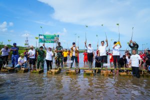 Bupati Adi Arnawa Ikuti Gotong Royong Semesta Berencana Tanam Pohon dan Bersih Sampah