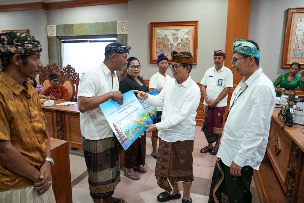 Bupati Wayan Adi Arnawa saat menghadiri Rapat Koordinasi/High Level Meeting TPID di Ruang Rapat Nayaka Gosana 3 (Lt.2), Puspem Badung, pada Kamis, (6/11)