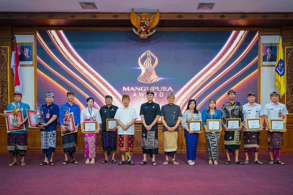 Bupati Wayan Adi Arnawa menyerahkan hadiah Mangupura Award, Badung Festival Inovasi, dan Adi Karya Nugraha Tahun 2025 serta peluncuran Badung BRILIAN di Ruang Kertha Gosana, Puspem Badung, Kamis (27/11)