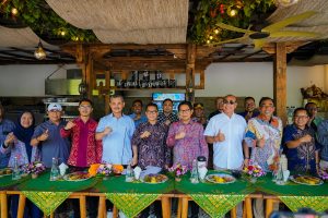 Bupati Wayan Adi Arnawa saat menerima kunjungan kerja Menteri Desa PDT Yandri Susanto ke BUMDes Genta Persada Desa Tibubeneng, Kecamatan Kuta Utara, Jumat (28/11)