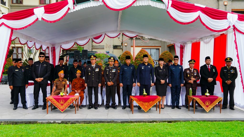 Wabup Bagus Alit Sucipta menjadi Inspektur Upacara saat apel Peringatan Hari Pahlawan di Lapangan Mangupraja Mandala, Puspem Badung, Senin (10/11)