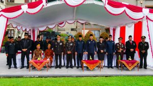 Wabup Bagus Alit Sucipta menjadi Inspektur Upacara saat apel Peringatan Hari Pahlawan di Lapangan Mangupraja Mandala, Puspem Badung, Senin (10/11)