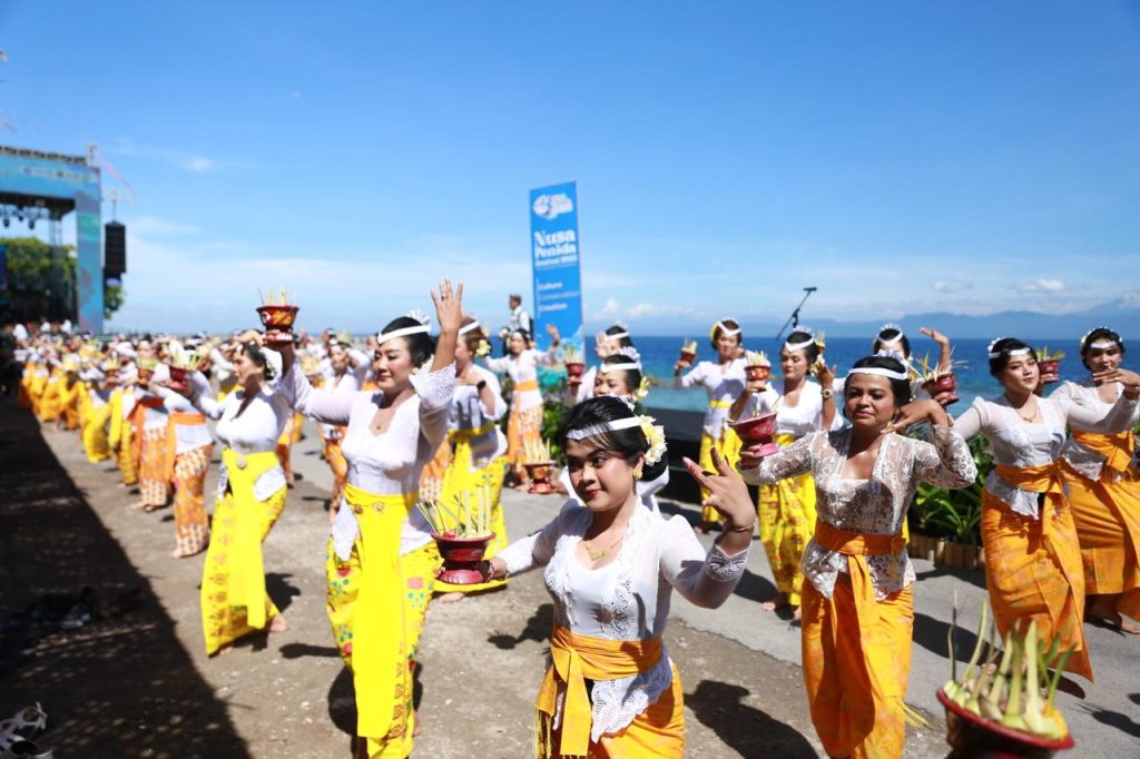 Puluhan Tari Pendet Pasepan Meriahkan Pembukaan Nusa Penida Festival 2025