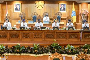 Bupati Wayan Adi Arnawa dan Wabup Bagus Alit Sucipta saat Rapat Paripurna Istimewa di Ruang Sidang Utama Gosana, Sekretariat DPRD Badung, Minggu (16/11)