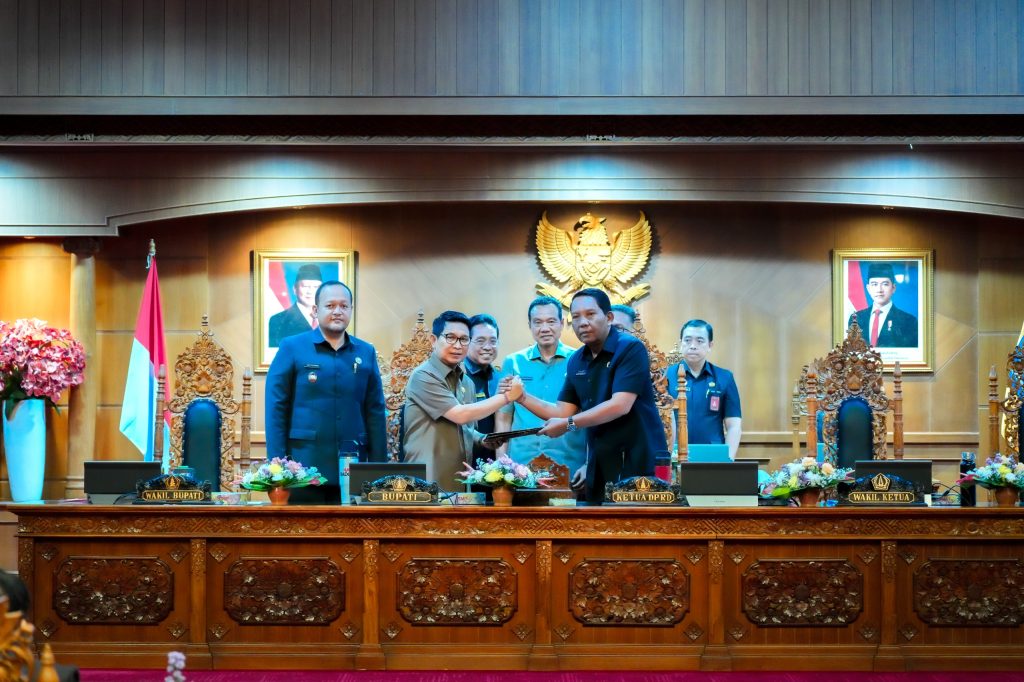 Bupati Wayan Adi Arnawa didampingi Wabup Bagus Alit Sucipta menghadiri Rapat Paripurna Pandangan Umum Fraksi-fraksi DPRD Badung di Ruang Sidang Utama Gosana, Lt. III Sekretariat DPRD Kabupaten Badung, Selasa (4/11).