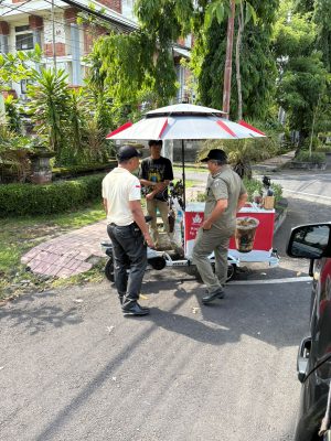 Satpol PP Denpasar Tertibkan Puluhan Baliho dan Spanduk di Sejumlah Ruas Jalan Kota Denpasar