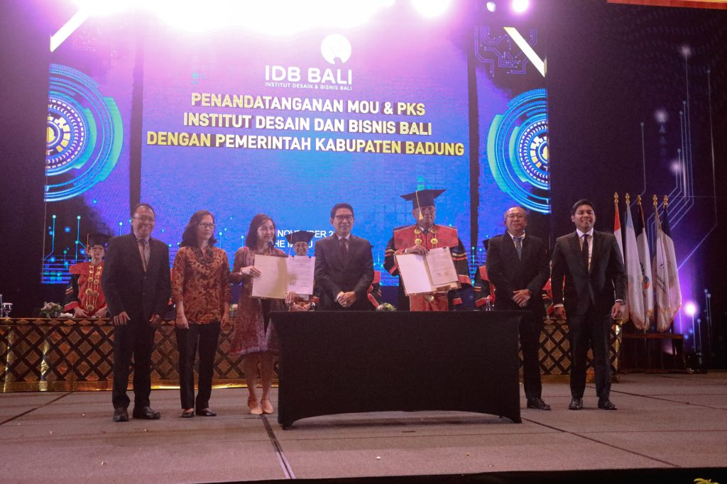 Bupati Wayan Adi Arnawa menghadiri acara Wisuda IDB Bali Tahun 2025 dan penandatanganan MoU antara Pemkab Badung dengan Rektor IDB Bali di The Meru Sanur, Sabtu (8/11)