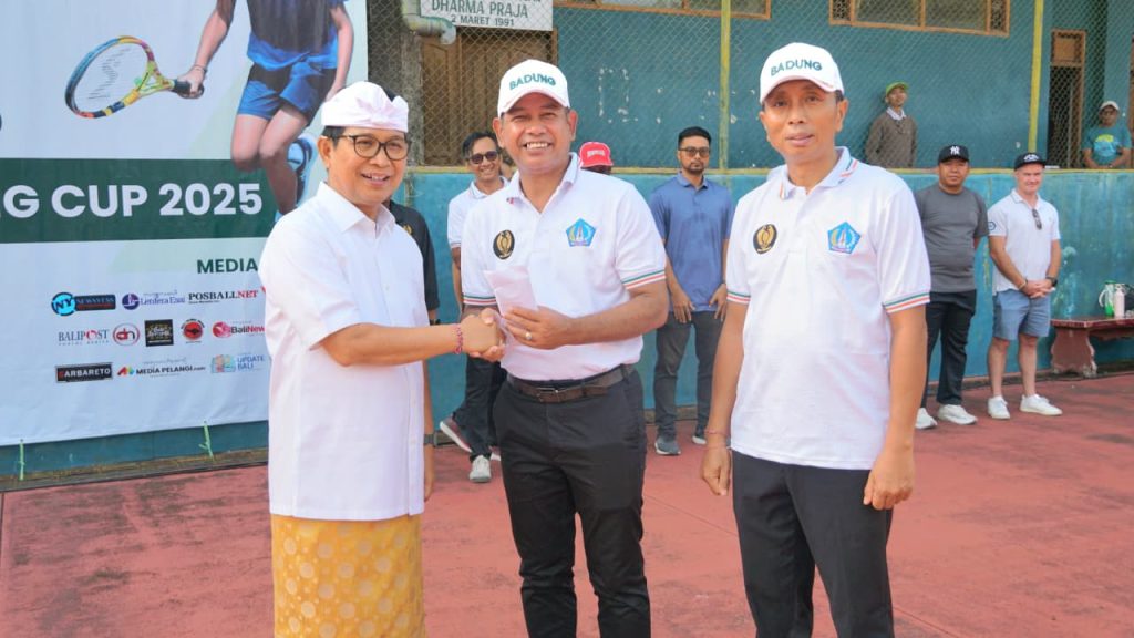 Bupati Wayan Adi Arnawa membuka Turnamen Tenis Junior Terbuka Bupati Badung Cup 2025, di Lapangan Dharma Praja Lumintang, Denpasar, Rabu (5/11)
