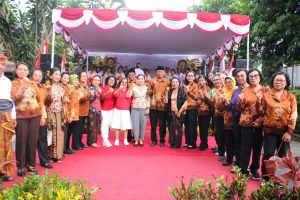 Wakil Ketua KKKS Denpasar, Ny. Ayu Kristi Arya Wibawa saat menghadiri Ramah Tamah Peringatan Hari Pahlawan di Gedung Merdeka, Kantor Legiun Veteran Republik Indonesia (LVRI) Kota Denpasar, Rabu (1211