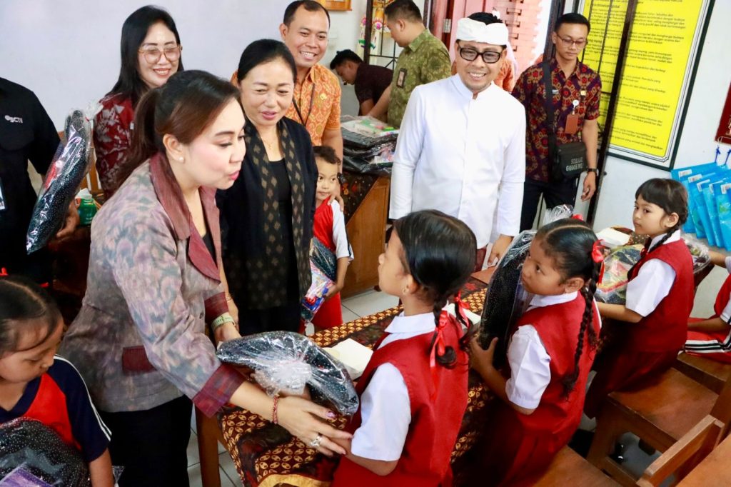 Wakil Walikota Arya Wibawa Kembalu Bagikan Paket Perlengkapan Sekolah