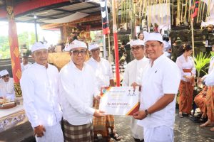 Wali Kota Jaya Negara Hadiri Puncak Karya Ngeratep Sesuhunan Banjar Belaluan Sadmerta