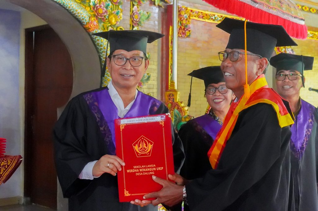 Bupati Wayan Adi Arnawa saat acara Wisuda Angkatan I Lansia Werdha Winangun Urip Desa Dalung, Kecamatan Kuta Utara, di Wantilan Widya Mandala Desa Adat Dalung, Senin (10/11).