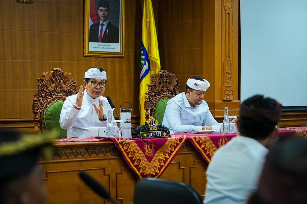 Bupati Adi Arnawa didampingi Wabup Bagus Alit Sucipta saat simakrama dengan Bendesa Adat dan Prajuru Desa Adat Jimbaran yang baru terpilih di Ruang Kriya Gosana, Pusat Pemerintahan (Puspem) Badung, Rabu (24/12).