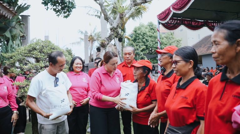Ketua GOW Badung Gelar Bakti Sosial Peringatan Hari Ibu di Desa Penarungan