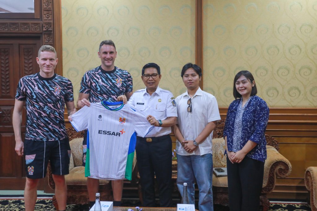 Bupati Wayan Adi Arnawa saat menerima kunjungan delegasi Tranmere Rovers Football Club asal wilayah Liverpool Raya, Inggris, di Puspem Badung, Rabu (10/12).