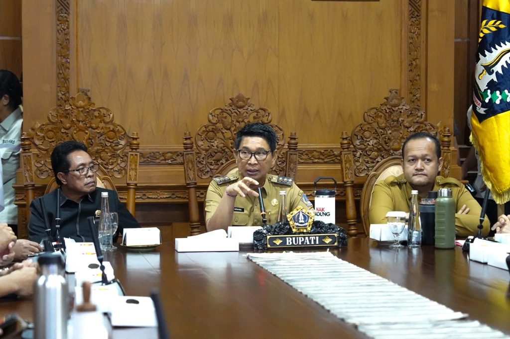Bupati Badung Wayan Adi Arnawa dan Wabup Bagus Alit Sucipta memimpin Rapat Koordinasi Lintas Sektoral dalam rangka kesiapan pengamanan Natal 2025 dan Tahun Baru 2026 di Ruang Nayaka Gosana I, Puspem Badung, Senin (8/12)