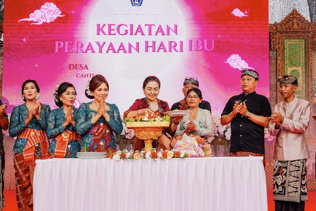 Ketua TP. PKK Kabupaten Badung Nyonya Rasniathi Adi Arnawa saat menghadiri kegiatan Perayaan Hari Ibu di Desa Abiansemal Dauh Yeh Cani, Minggu (21/12)