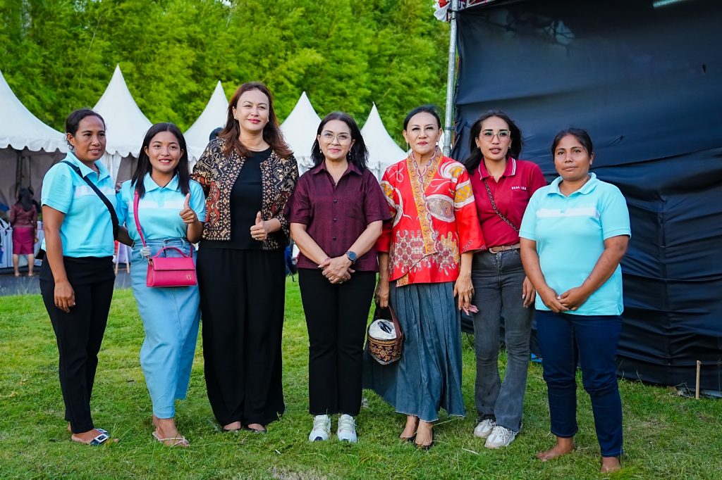 Bupati Adi Arnawa bersama Ketua TP PKK Ny. Rasniathi Adi Arnawa saat menghadiri Puncak Kegiatan Bakti Sosial dan Peringatan Hari Ibu tahun 2025 di Balai Budaya Giri Nata Mandala, pada Selasa (23/12)